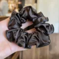 Bruine satin haar elastiek scrunchie voor vrouwen, zachte elastische paardenstaart haaraccessoire. - S / Donkerbruin
