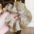 Coletero de pelo caqui con estampado de corazones y volantes, accesorio chic para mujeres. - L / Verde