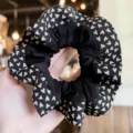 Coletero para el pelo negro y blanco con estampado de corazones y borde con volantes. - L / Negro