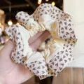Coletero de tela con estampado de corazones y volantes, soporte para coleta de estilo diario. - L / Beige