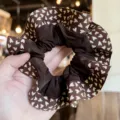 Coletero de pelo marrón con estampado de corazones para mujer, accesorio elegante para coleta. - L / Marrón
