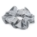 Grijze satin haarscrunchie detail, elegante elastische haarband voor dagelijkse kapsels. - L / Blauwgrijs