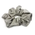 Grijze satijnen haarscrunchie detailfoto, elegant zacht haaraccessoire voor stijlvolle paardenstaarten. - L / Grijsgroen