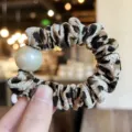 Scrunchie μαλλιών με λεοπάρ μοτίβο και λεπτομέρεια πέρλας, αξεσουάρ μόδας κοντινό. - L / Ανοιχτό Καφέ Λεοπάρ