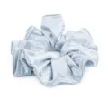 Lichtblauwe satijnen haarscrunchie detailweergave, elegante zachte stof paardenstaart. - L / Blauw