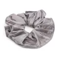 Gedetailleerde close-up van een elegante grijze satijnen haarscrunchie met gladde textuur. - L / Grijs Paars