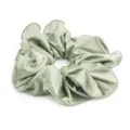 Lichtgroene satin haarscrunchie, elegante en stijlvolle haaraccessoire voor dames. - L / Groen