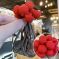 Détail chouchous enfants mignons, perles dessin animé silicone rouge et élastiques marron. - Vieux Rose