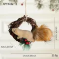 Λεπτομέρειες από κοντά στο χριστουγεννιάτικο στολίδι στεφάνης σκίουρου με υφή και μέγεθος. - Μενταγιόν Στεφάνι Σκίουρου Στυλ C (APYX432-12)