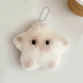 Primer plano del llavero de felpa de estrella esponjosa con cadena, accesorio de bolso suave y tierno. - Estrella Marrón y Blanca Chirriante