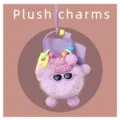 Gros plan détaillé du charm en peluche mignon avec bonnet tricoté, lunettes et perles. - Mauve Clair