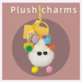 Détail de porte-clés en peluche avec bonnet et lunettes, pompons colorés, joli pendentif. - Blanc