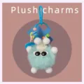 Gros plan d'un porte-clés en peluche duveteuse mignonne avec des lunettes de soleil. - Bleu clair