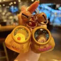 Lindo oso de dibujos animados mochila llavero luz nocturna brillante bolso colgante. - Mochila Capibara Brillante con Campana