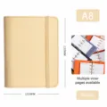 Mini carnet à anneaux en cuir A8 avec une couverture jaune et élastique de fermeture. - Jaune
