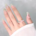 Exquisiter rosa Kamelie Zirkon Ring Hand Detailaufnahme, glitzerndes Kristall Design. - Transparent Rosa Rosenblüte Schmetterling Ring