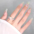 Eleganter Silberring mit zartem weißem Rosen-Design und funkelnden Zirkonia-Kristallen. - Transparent Weiß Rosenblüte Schmetterling Ring