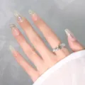 Detaillierte Nahaufnahme des Vintage-Silber-Rosenrings mit Kristall- und Nagelkunst-Design. - Transparent Schwarz Rosenblüte Schmetterling Ring