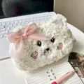 Süßes flauschiges Bären Plüsch Federmäppchen mit Schleife und gestickten Wangen für Schreibwaren. - Bär mit Schleife / Gebrochenes Weiß