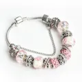 Bracciale con ciondoli in argento con perline di vetro rosa e strass lucidi da donna. - 18cm / Rosa
