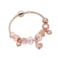 Primo piano del bracciale con ciondoli in oro rosa, cristalli rosa e perle a cuore. - 18cm