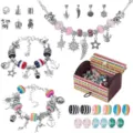 Vista dettagliata del kit bracciale con ciondoli fai da te, perline colorate e scatola. - Set Braccialetto DIY (PD0618TZ) / Multicolore