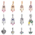 Vista dettagliata di ciondoli acchiappasogni piume e farfalle in strass lega per braccialetti DIY. - Serie di 12 Pezzi Set