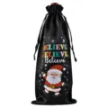Zwarte satijnen kerstwijnfles cadeauzak met kerstman en believe tekst voor de feestdagen. - Zwart 06