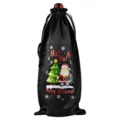 Zwarte satijnen kerstwijnfleszak met feestelijke kerstman en boom print voor cadeaus. - Zwart 17