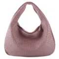 Sac hobo tressé rose pour épaule, sac bandoulière en cuir tressé main, sac croissant élégant. - Rose