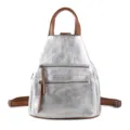 Sac à dos élégant en cuir métallisé argenté avec bretelles marron et poches zippées. - Argent