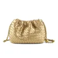 Borsa a tracolla in pelle intrecciata dorata con design nuvola plissettata e catena con sfera. - Oro