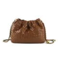 Borsa a tracolla in pelle intrecciata marrone con catena chic e sfera d'oro, borsa nuvola. - Marrone