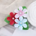 Nahaufnahme Detail der drei Blumen Haarklammer mit Perle und grünen Blättern für Styling. - Rot Blau Rosa