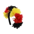 Vista detallada de la diadema floral tricolor con flores de tela negra, roja y amarilla. - Negro/Rojo/Amarillo
