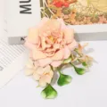 Vue detaille de la pince a cheveux fleur de pivoine artificielle boheme accessoire en tissu. - Rose Poudré