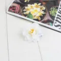 Witte kunstmatige bloemhaarspeld voor dagelijks gebruik en een heerlijke strandvakantie. - Beige