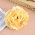 Gelbe künstliche Stoffblume Haarklammer, Vintage Kamelie Haarschmuck für Party Wear. - Beige
