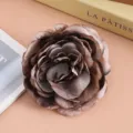 Vintage Stoff Rose Blume Haarklammer braune Kamelie Seitenclip Party Kopfschmuck Zubehör - Kaffeebraun