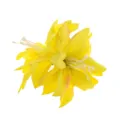 Detail gele dubbele lelie stoffen haarspeld, prachtig haaraccessoire voor vakantie. - Geel