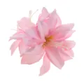 Gedetailleerde close-up van de roze dubbele lelie stoffen haarspeld met delicate bloemblaadjes. - Lichtroze