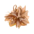 Gedetailleerd overzicht van de elegante bruine stoffen bloem haarspeld, perfect voor op vakantie. - Khaki