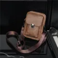 Bolso bandolera mini retro de piel PU para teléfono, detalle con cerradura de metal. - Café