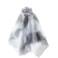 Dettaglio molletta per capelli con velo in rete di rosa grigia, accessorio gotico. - Grigio