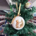Weihnachtsbaum Kugel Ornament mit niedlichem Bären und Baum Motiv für die feiertägliche Dekoration. - Stil 13-00000 Bär