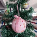 Rosa Christbaumkugel Hängekugel mit süßem Bärenmuster für die Weihnachtsdekoration. - Stil 15-25074