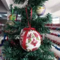 Weihnachtsbaum Hängende Kugel Ornament mit rotem Weihnachtsstern Blumenmuster und Schleife - Stil 11-20062