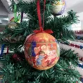 Weihnachtskugel Ornament mit Weihnachtsmann Grafik, ideal fuer Christbaumhaenger Dekoration. - Stil 9-16058