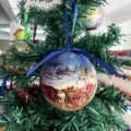 Detaillierte Nahaufnahme der Weihnachtsbaum Hängekugel mit schöner Winterszene und blauem Band. - Stil 7-00000