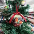 Herzförmige Weihnachtsbaumkugel mit rotem Schleifenband und schönes Vogelmuster für den Baum. - Stil 5-00000 Herz Mandarinente